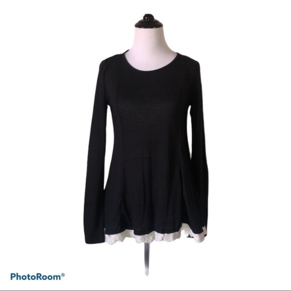 5/$30 🎈Rewind small lace trim black top